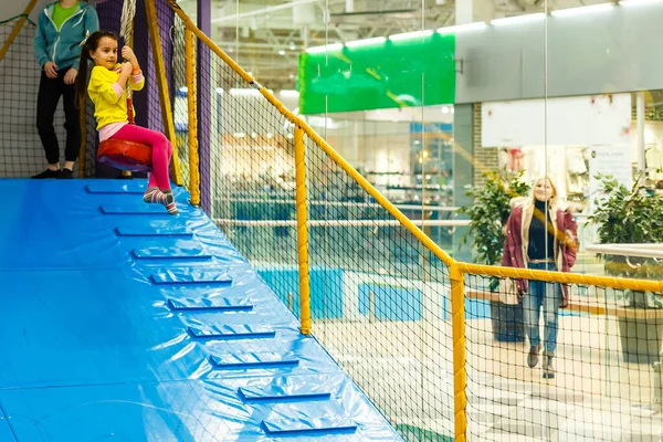 Sevimli Küçük Kız Mutlu Bir Şekilde Gülüyor Oyun Parkındaki Sarı — Stok fotoğraf