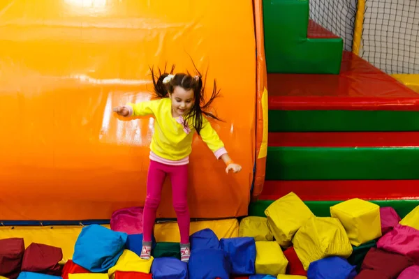 Kinderen Spelen Een Opblaasbare Trampoline — Stockfoto