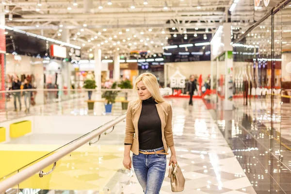 Vacker Ung Kvinna Shopping Med Hjälp Mobiltelefon — Stockfoto