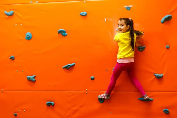 Menina Escalando Uma Parede Parque Infantil Atração — Fotografia de Stock