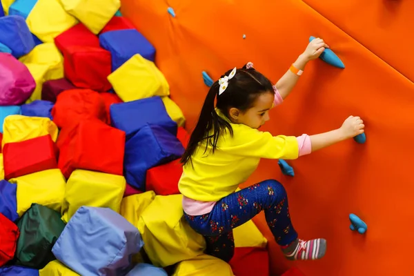 Girl Climbing Wall Attraction Playground — Stock Photo, Image