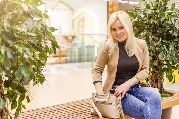 Mulher Shopping Usando Telefone Celular — Fotografia de Stock