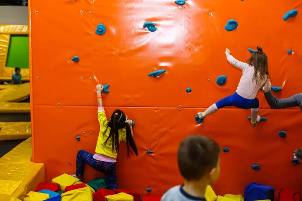 Mädchen Klettert Auf Spielplatz Auf Mauer — Stockfoto