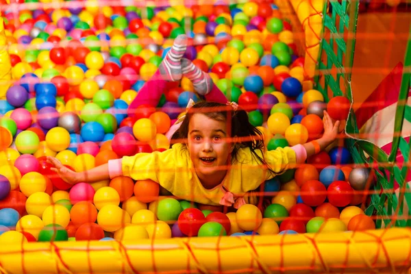 Menina Rindo Feliz Brincando Com Brinquedos Bolas Coloridas Playground Poço — Fotografia de Stock