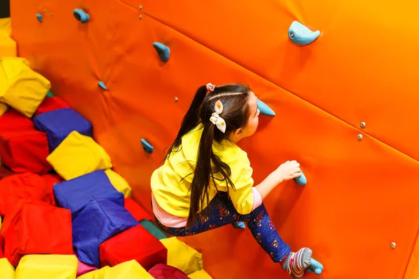 Menina Escalando Uma Parede Parque Infantil Atração — Fotografia de Stock