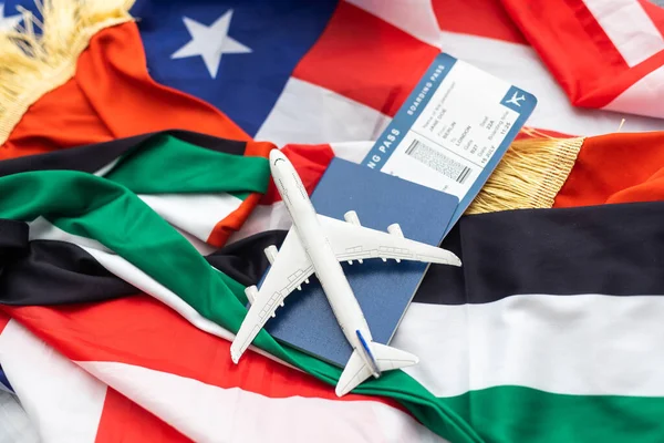 阿拉伯联合酋长国 美国国旗 玩具飞机和护照 — 图库照片