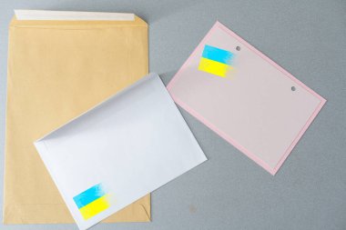 Ukrayna bayrağı taşıyan zarf ve mektup.