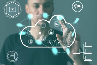 sanal ekran düğmesine basarak, modern bilgisayar kullanarak iş adamı. bulut teknoloji ve ağ kavramı