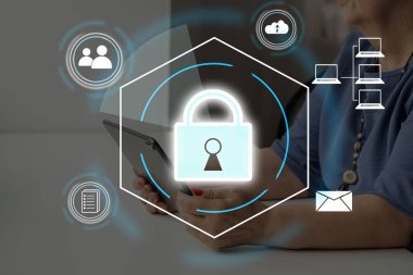 Siber güvenlik kavramı küresel ağ güvenlik teknolojisi, iş adamları kişisel bilgileri korur. Sanal arayüzde bir anahtar simgesi ile şifreleme.