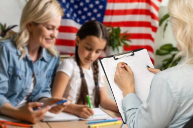 Konuşmak anlamanın anahtarıdır. Ebeveyn ve çocuk psikoloğu birlikte görüyor. Danışman terapist ve anne okul haberlerini paylaşan, hikaye anlatan ve soruları cevaplayan reşit olmayan kızları dinliyor.