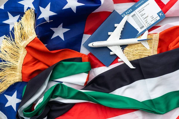 阿拉伯联合酋长国 美国国旗 玩具飞机和护照 — 图库照片