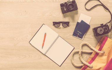 Tahta arka planda seyahat şeyleri. aksesuarlar ve temel yolculuk öğeleri, metin için kopyalama alanı, yaz tatili planlaması ve seyahat tutkusu kavramı.