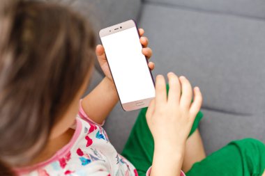Akıllı telefonlu küçük kız..