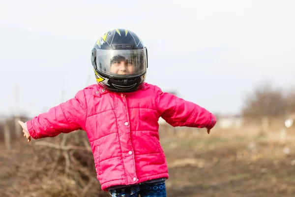 Porträtt Liten Flicka Som Ler Skyddande Hjälm Kvinnligt Barn Motocross — Stockfoto