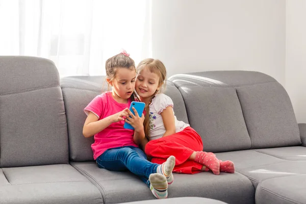 Μείνε Σπίτι Προσέχεις Δύο Χαρούμενα Παιδιά Κάθονται Ζεστή Καρέκλα Χαλαρώνοντας — Φωτογραφία Αρχείου