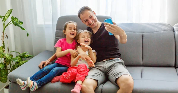 Jovem Pai Com Suas Filhinhas Bonitos Tomando Selfie — Fotografia de Stock