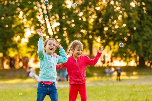 Deux Jeunes Filles Caucasiennes Soufflant Des Bulles — Photo