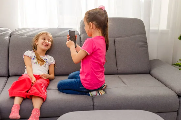 Quédese Casa Dos Niños Felices Sentados Una Silla Acogedora Relajándose —  Fotos de Stock