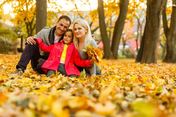 Famille Jouer Dans Parc Automne Avoir Plaisir — Photo