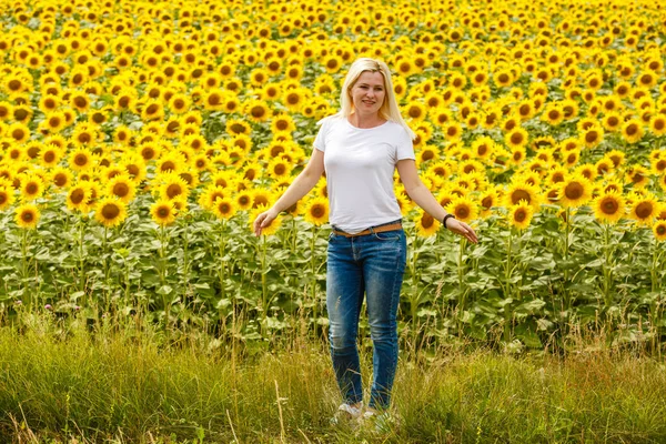Kobieta Słonecznikami Ciesząca Się Naturą Śmiejąc Się Letnim Polu Słonecznika — Zdjęcie stockowe