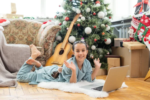 크리스마스 아이들의 크리스마스 노트북 컴퓨터를 가지고 여학생 — 스톡 사진