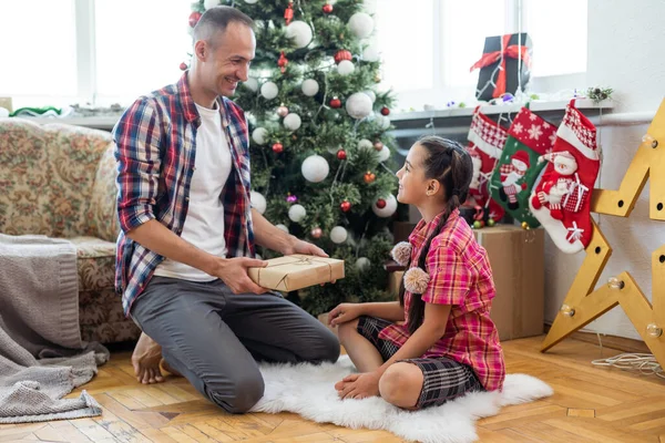 Buon Padre Sua Figlia Che Decorano Albero Natale Casa — Foto Stock