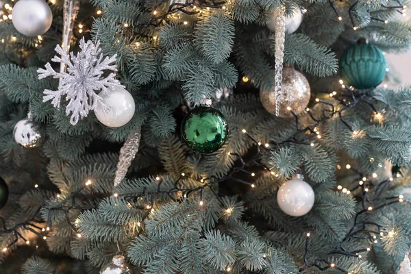 전형적 크리스마스 트리는 장식의 장난감 공으로 장식되어 현대적 고전적 스타일의 — 스톡 사진