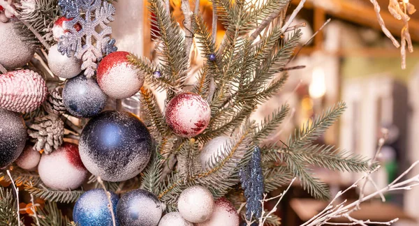 Straten Volledig Ingericht Voor Kerstmis Met Rode Gouden Ballen Kerstboom — Stockfoto