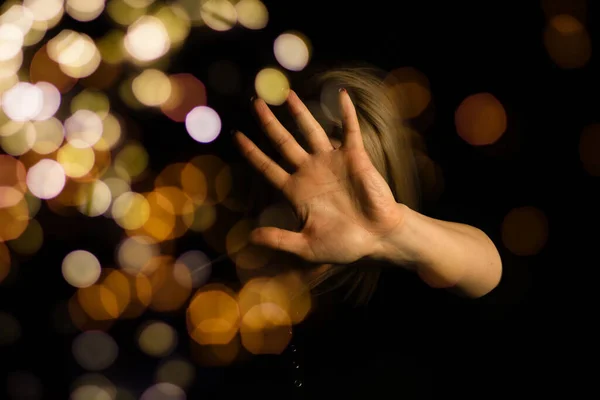 Mädchen Hand Und Weihnachtsdekoration Mit Bokeh Lichtern — Stockfoto