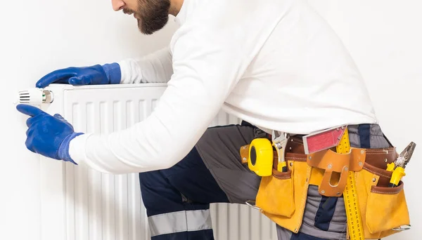 Porträtt Mid Adult Man Rörmokare Reparation Radiator Med Skiftnyckel — Stockfoto