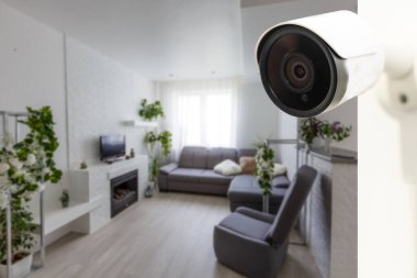 Modern bir Wi-Fi gözetleme kamerasının yakın çekim nesnesi. Beyaz bir duvarda, rahat bir dairede..