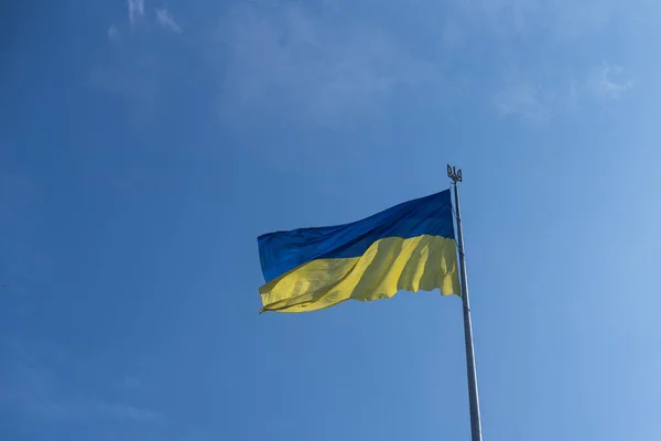 Flaga Narodowa Ukrainy Przeciwko Błękitnemu Niebu — Zdjęcie stockowe