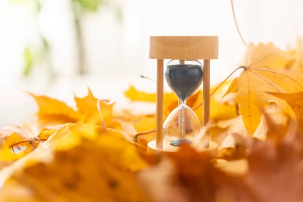Hourglass Και Ένα Κίτρινο Φύλλο Σφενδάμου Ένα Ξηρό Φύλλα Του — Φωτογραφία Αρχείου