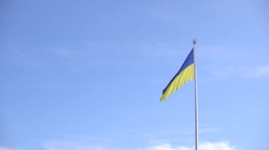 Ukrayna 'nın ulusal bayrağı mavi gökyüzüne karşı.