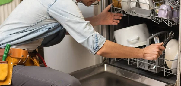 Uomo Che Ripara Lavastoviglie Mano Maschile Con Cacciavite Installa Elettrodomestici — Foto Stock