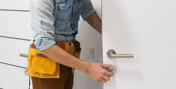Handwerker Montiert Eine Neue Tür Mit Einem Schraubenzieher Hause — Stockfoto