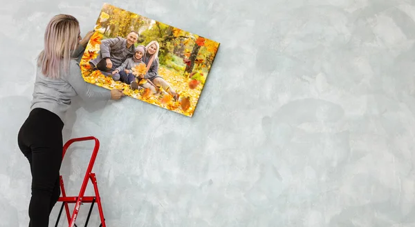 Estampado Lona Con Envoltura Galería Mujer Cuelga Fotografía Otoño Photocanvas — Foto de Stock