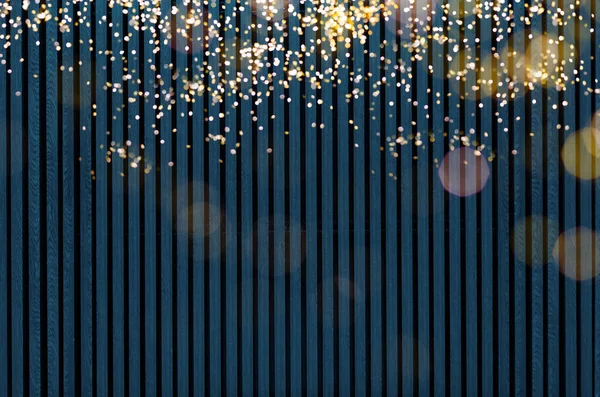 Ahşap Arka Planda Noel Önünde Sıcak Altın Renkli Çelenk Işıkları — Stok fotoğraf