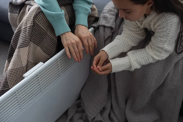 Crianças Aquecendo Mãos Perto Aquecedor Elétrico Casa Close — Fotografia de Stock