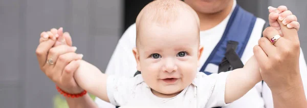 Moeder Met Baby Buiten — Stockfoto