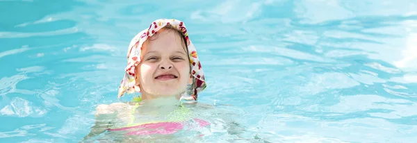 Jolie Petite Fille Dans Piscine — Photo