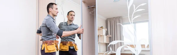 Ein Mann Montiert Neue Möbel Und Montiert Türen Einem Kleiderschrank — Stockfoto
