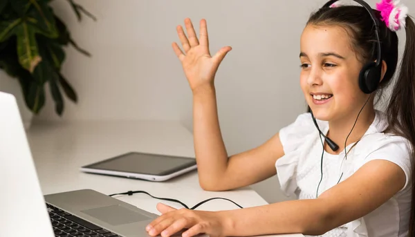 Молодая Девушка Посещает Онлайн Школу Занятия Школы Закрыты Ковид Роль — стоковое фото