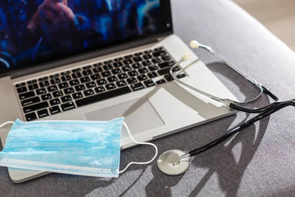 Estetoscópio Médico Para Check Médico Laptop Com Máscaras Médicas Como — Fotografia de Stock