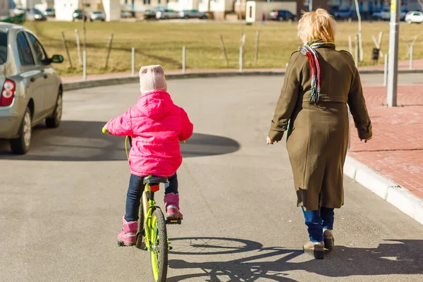 Μικρό Κορίτσι Ιππασία Ποδήλατο Στο Πάρκο Της Πόλης — Φωτογραφία Αρχείου
