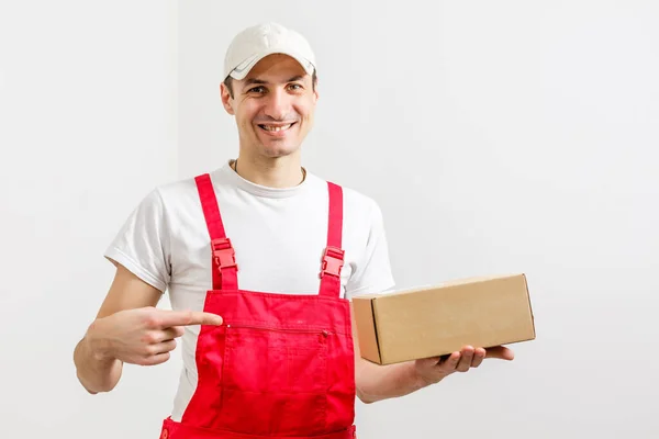 Portrét Šťastného Pracovníka Jak Vykládá Krabice Dodávky Dívá Kamery — Stock fotografie