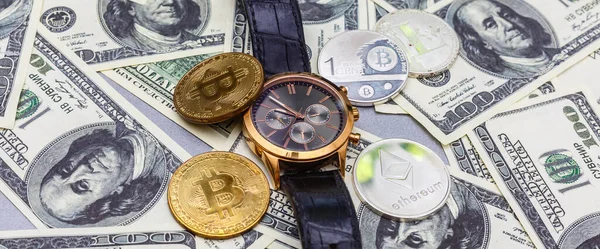 Vista Superior Bitcoins Dorados Sobre Billetes Dinero Dólares Concepto Empresarial — Foto de Stock