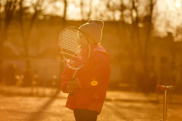 Πορτρέτο Ενός Χαριτωμένου Μικρού Κοριτσιού Που Παίζει Τένις — Φωτογραφία Αρχείου