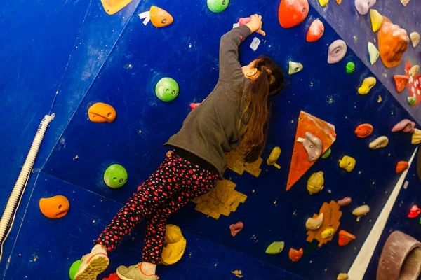 Kleines Mädchen Klettert Kletterhalle — Stockfoto
