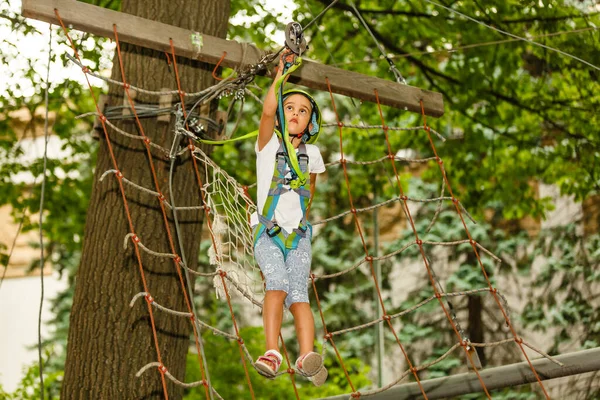 Retrato Menina Sorridente Capacete Arnês Trilha Parque Céu Corda Verão — Fotografia de Stock